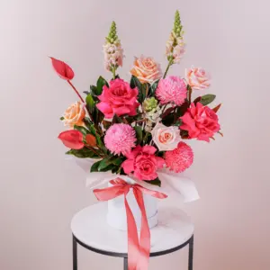 Love's Song Small Hatbox with Roses, Disbuds & Snapdragons