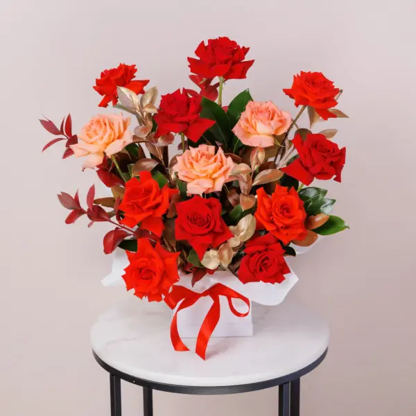 Send Mesmerizing Hatbox Roses Same-Day Delivery Melbourne